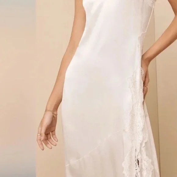 Elegant White Lace Trim - Picture 3 of 7